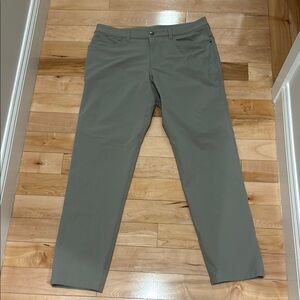 Men's Beige Lululemon ABC 5 pocket pant. 34
